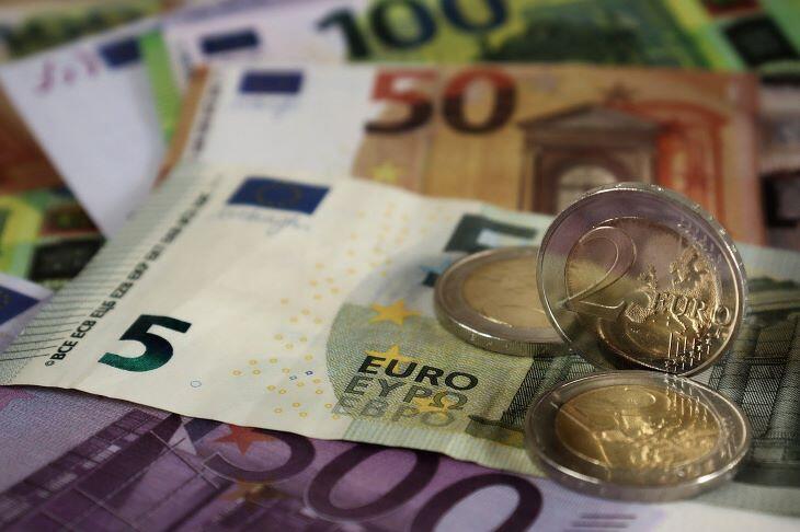 Az euró összehúzta magát, ha a forintra nézett kedden
