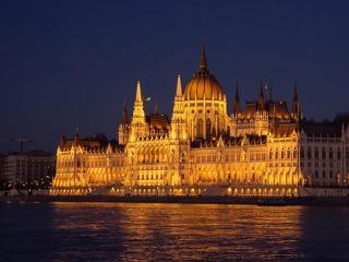 Béke vagy felfordulás? Milyennek látják politikusaink 10 év múlva Magyarországot?
