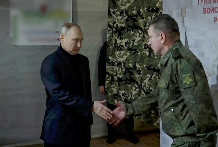 Putyin újra nyilvános látogatást tett az egyik főhadiszálláson. Fotó: MTI/EPA/Kreml sajtószolgálata