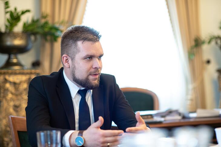 Győr új polgármestere most épp a pénzszórás ellen küzd