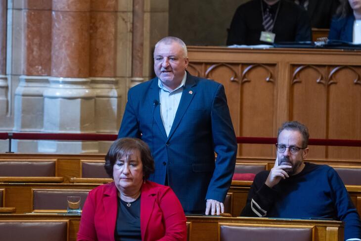 Komjáthi Imre pártelnök felszólal