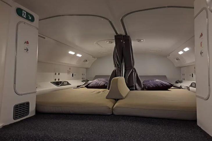 Két termetes pilóta is kényelmesen elfér. Még függöny és olvasólámpa is van. Fotó: Business Insider