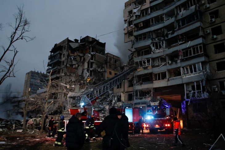 Áldozatokat keresnek a romok alatt az ukrajnai Dnyipróban 2023. január 14-én, miután orosz rakétatalálat ért egy lakóházat. Fotó: MTI/AP