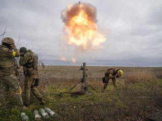 Az ukrán nemzeti gárda katonái orosz állásokat lőnek aknavetővel a kelet-ukrajnai Harkiv térségében 2022. október 25-én. Fotó: MTI/AP