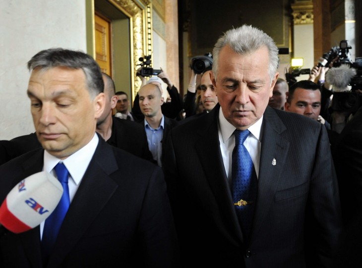 Schmitt Pál (j) volt köztársasági elnök a parlament folyosóján Orbán Viktor (b) miniszterelnökkel a lemondása után. Fotó: MTI / Beliczay László