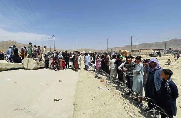 Több száz ember gyülekezik a kabuli nemzetközi repülőtér közelében 2021. augusztus 17-én. (Fotó: MTI/AP)