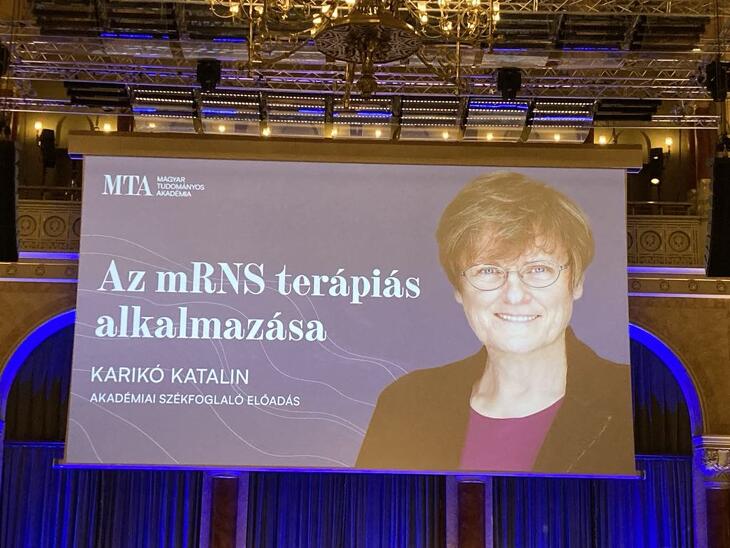 Karikó Katalin arról is beszélt egy előadásán, hogy a Covid-vakcinánál nem az ölünkbe pottyant az mRNS, hanem akkor már évtizedek óta dolgoztak rajta