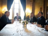 A Miniszterelnöki Sajtóiroda által közreadott képen Orbán Viktor kormányfő (j2) és Donald Trump korábbi amerikai elnök, republikánus elnökjelölt (b) tárgyalása Trump floridai rezidenciáján, Mar-a-Lagóban 2024. március 8-án. A miniszterelnök mellett Szijjártó Péter külgazdasági és külügyminiszter (j3) és Orbán Balázs, a miniszterelnök politikai igazgatója (j). Fotó: MTI/Miniszterelnöki Sajtóiroda/Fischer Zoltán