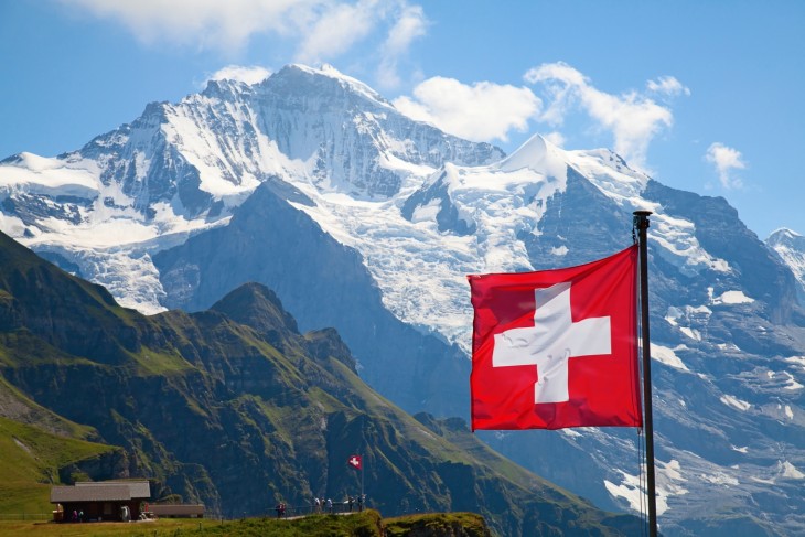 Megállítható még a klímaváltozás? Svájci zászló a Männlichen hegy tetején. Fotó: Depositphotos
