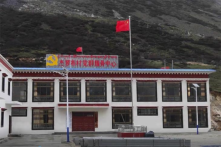 Adminisztrációs központ Gyalaphugban. (Fotó: Tibet Daily)