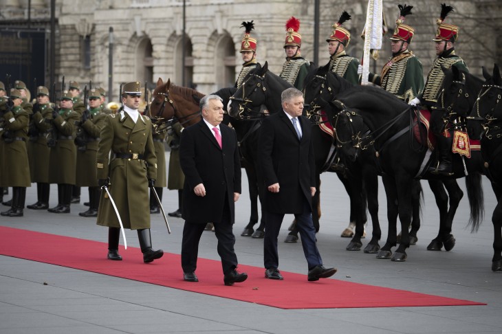 Bevonultak: Orbán Viktor miniszterelnök katonai tiszteletadással fogadja Robert Fico szlovák kormányfőt az Országház előtt, a Kossuth Lajos téren 2024. január 16-án. Fotó: MTI/Miniszterelnöki Sajtóiroda/Benko Vivien Cher 