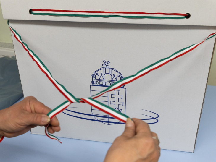 Véget ér az Orbán-rendszer vagy újra behúzza a Fidesz? Percről percre a választásról