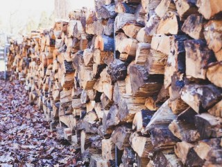 A tűzifa hatásfoka alacsonyabb, mint a gázé, tárolása hely-, hasogatása idő- és energiaigényes. Fotó: Pexels