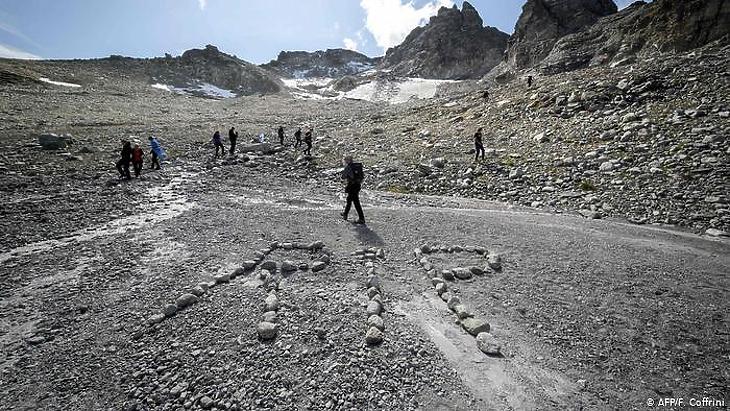 Temetési menettel búcsúztatják az elolvadt Pizol-gleccsert a svájci Alpokban 2019. szeptember 22-én. (Fotó: AFP/Fabrice Coffrini)