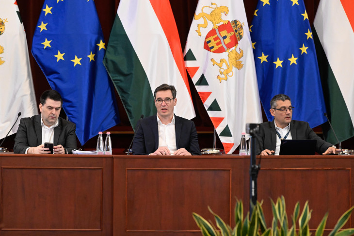 Karácsony Gergely főpolgármester, mellette Kiss Ambrus, a Főpolgármesteri Hivatal főigazgatója és Számadó Tamás főjegyző a szerdai ülésen