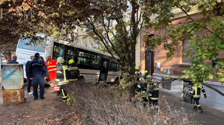 Busz csapódott egy gimnáziumba Szolnokon, öten súlyosan megsérültek