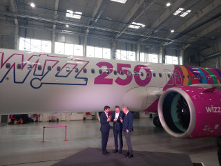 A Wizz Air vezérigazgatója, Váradi József, és az Airbus európai régiójának elnöke, Johan Pelissier ünneplik a légitársaság 250. repülőgépének érkezését