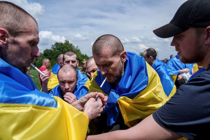 Cigarettára gyújtanak orosz hadifogságból kiszabadult ukrán sorkatonák