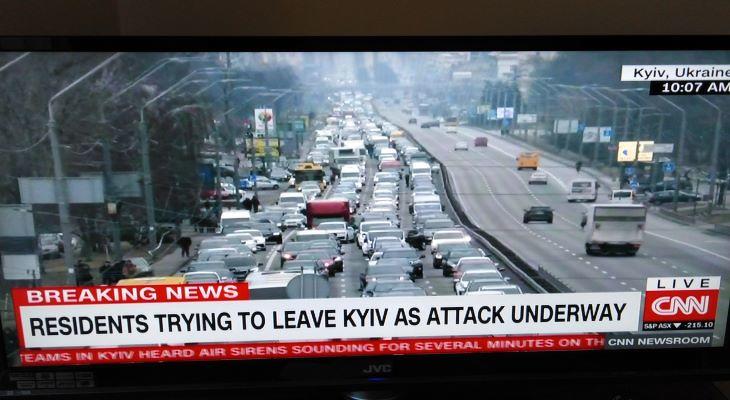 Autófolyam Kijev főutcáján 2022. február 24-én délelőtt (fotó: CNN)