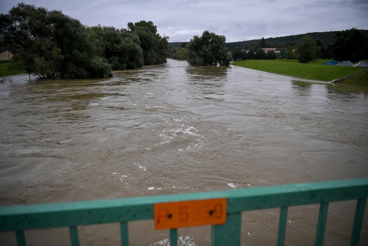 Az áradó Rába folyó Csörötneknél 2023. augusztus 5-én. A Nyugat-Dunántúli Vízügy Igazgatóság tájékoztatása szerint a Rába vízszintje ezen a napon hajnalban 476 centiméteres vízállásnál tetőzött. Fotó: MTI/Czeglédi Zsolt 