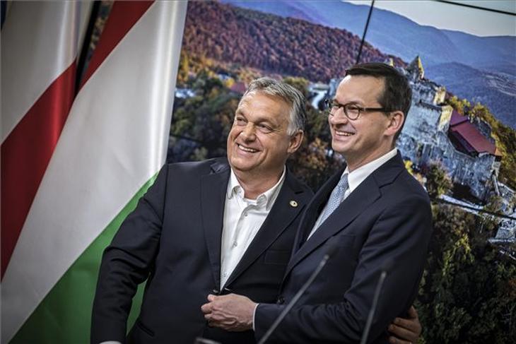 Orbán Viktor szövetségese, Mateusz Morawiecki lengyel kormányfő (j) minden további nélkül csökkentette hazájában az üzemanyagok áfáját. Fotó: MTI / Miniszterelnöki Sajtóiroda / Benko Vivien Cher