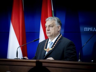 A Miniszterelnöki Sajtóiroda által közreadott képen Orbán Viktor miniszterelnök, miután átvette a boszniai Szerb Köztársaság Érdemrendje láncon kitüntetést Milorad Dodiktól, a boszniai Szerb Köztársaság elnökétől Banja Lukában 2024. április 5-én.
