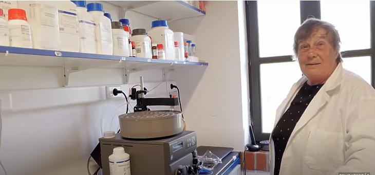 Dr. Lukács Noémi sziráki laboratóriumában. Forrás: HVG Videó / YouTube