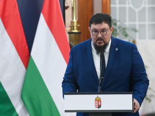  Szolnoki Szabolcs, az NGM technológiáért felelős helyettes államtitkára a Nemzetgazdasági Minisztériumban (NGM) rendezett űripari szakmai napon 2025. április 11-én. Az eseményen a szektorban érdekelt szereplők előtt mutatták be az Európai Űrügynökség legújabb pályázatának részleteit. 