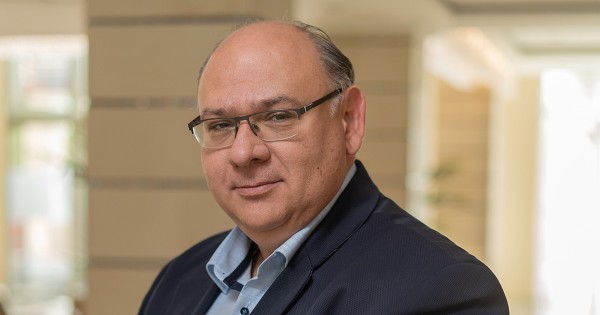 Rudolf Grög: «επεμβαίνουμε σε μέρη όπου το μέλλον της εταιρείας κινδυνεύει γιατί δεν μπορούν να βρουν κατάλληλους εργάτες στο σπίτι»