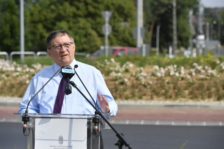 Mosóczi László, a MÁV-Start Zrt. vezérigazgatója,  a hazai kötöttpályás járműgyártás fejlesztésének koordinálásáért felelős miniszteri biztos beszédet mond egy körforgalom átadásán 2023. júliusában. Fotó: MTI / Lakatos Péter
