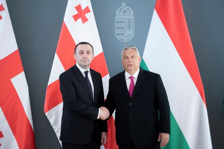 Orbán Viktor miniszterelnök fogadja Irakli Garibasvili georgiai kormányfőt a Karmelita kolostorban 2023. május 4-én. Fotó: MTI/Miniszterelnöki Sajtóiroda/Benko Vivien Cher