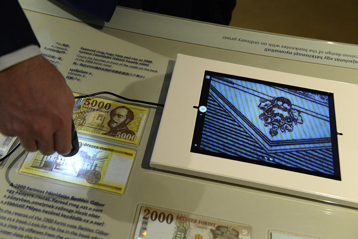 Bankjegyvizsgálat digitális nagyítással a Magyar Nemzeti Bank (MNB) március 16-tól megtekinthető Pénzmúzeumában 2022. március 10-én. Fotó: MTI/Soós Lajos 