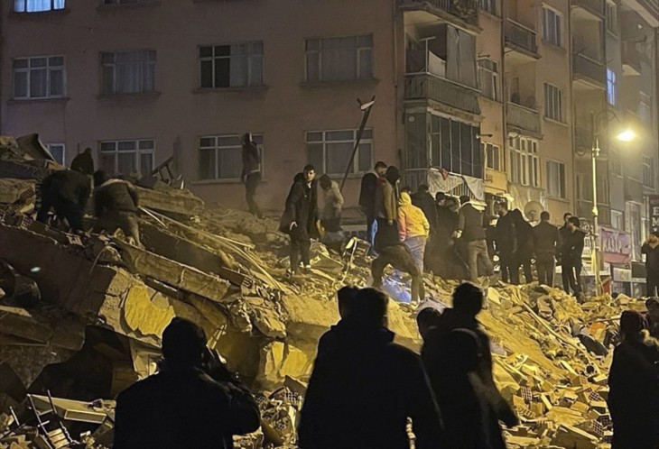 Túlélők után kutatnak egy összeomlott lakóház romjai között a délkelet-törökországi Pazarcikban 2023. február 6-án, miután több erős földrengés rázta meg Törökország délkeleti és Szíria északi részét hajnalban. Fotó: MTI/AP/Depo Photos