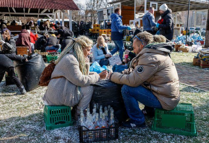 Ungváron így készítik a Molotov-koktélokat az orosz tanok ellen. (fotó: Unian)