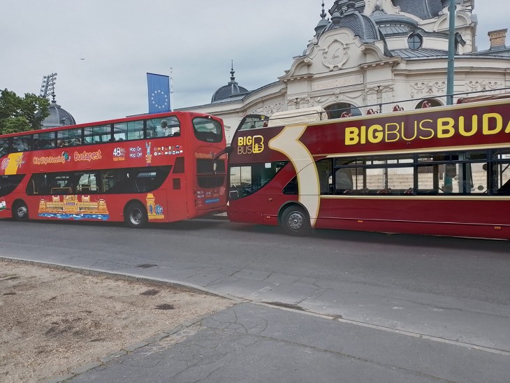 Az adócsökkentést épp a nyár kezdetére kapták meg a városnéző buszok üzemeltetői. Fotó: Facebook / Bigbus Budapest