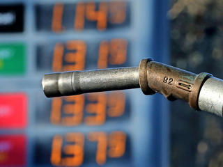 Bajban az autósok, még drágább lesz a benzin péntektől