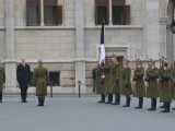 Szalay-Bobrovniczky Kristóf honvédelmi miniszter (b2) és Böröndi Gábor vezérezredes, a Honvéd Vezérkar főnöke (b) 2024. október 6-án az Országház előtti Kossuth Lajos téren, amikor katonai tiszteletadással ünnepélyesen felvonják, majd félárbócra engedik a nemzeti lobogót az aradi vértanúk kivégzésének 175. évfordulóján. 
