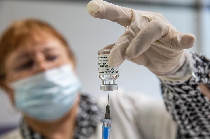 Egy ápolónő oltáshoz készíti elő az AstraZeneca koronavírus elleni oltóanyagot egy házioorvosi rendelőben (Fotó: MTI/Rosta Tibor)