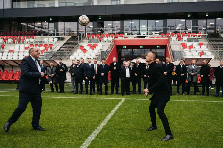 Szijjártó Péter labdát bűvöl (korábbi felvétel)