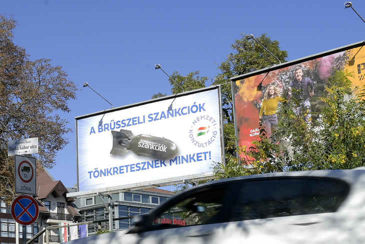A mostani plakátkampány is Balásy cégeihez kötődik (Fotó: Koszticsák Szilárd / MTI)