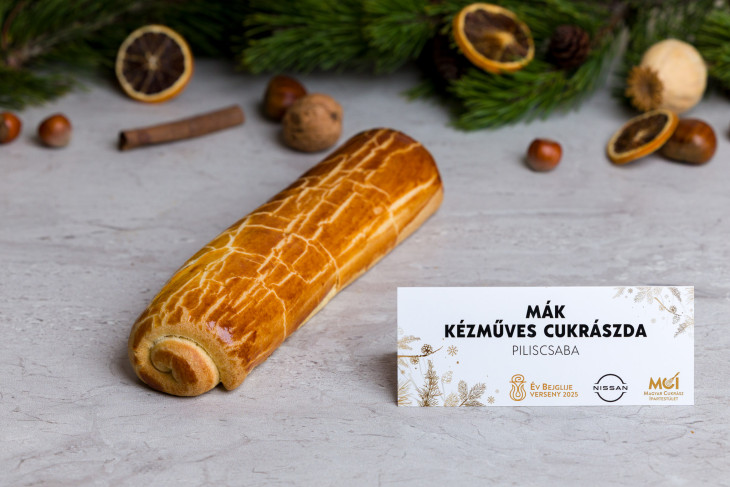 Az Év Ínyenc Bejglije, a SÜTŐTÖKVARÁZS darált pirított tökmaggal, gyömbérrel, narancshéjjal és fahéjjal ízesített sütőtök töltelékkel készült bejgli különlegesség. Kimberger Lili Ágnes (Mák Kézműves Cukrászda, Piliscsaba) alkotása.