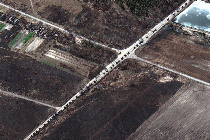 Az elhíresült, Kijev felé elakadt orosz konvoj egy részlete az űrből fotózva. Fotó: Maxar
