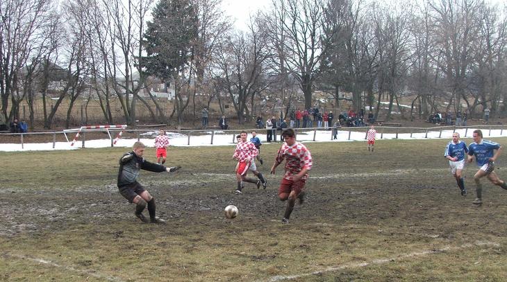 Füzér-Mikóháza mérkőzés 2006 márciusában. Ma már egyik településen sincs csapat. Fotó: Jernei Gábor