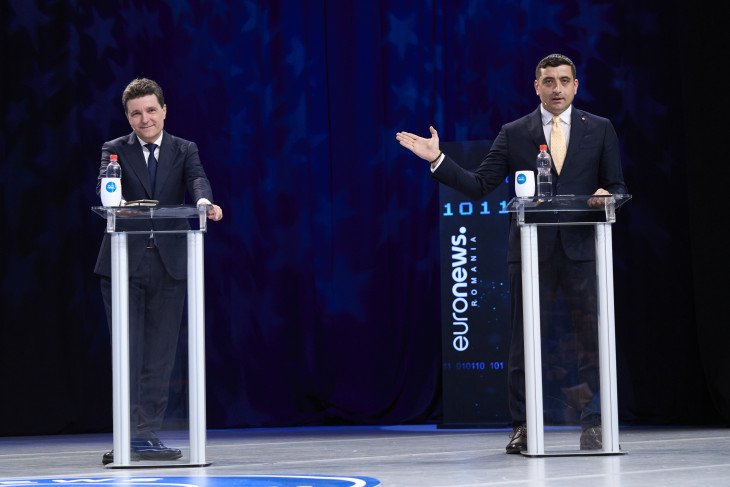 Nicusor Dan (balra) és George Simion egy  elnökválasztási vitán
