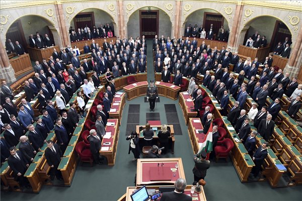 A képviselők eskütétele az Országgyűlés alakuló ülésén az Országházban 2018. május 8-án. (MTI / Kovács Tamás)