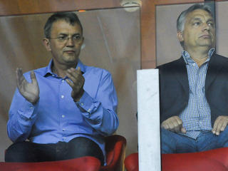 Csak nem a leggazdagabb magyar áll ott Orbán Viktor mellett?