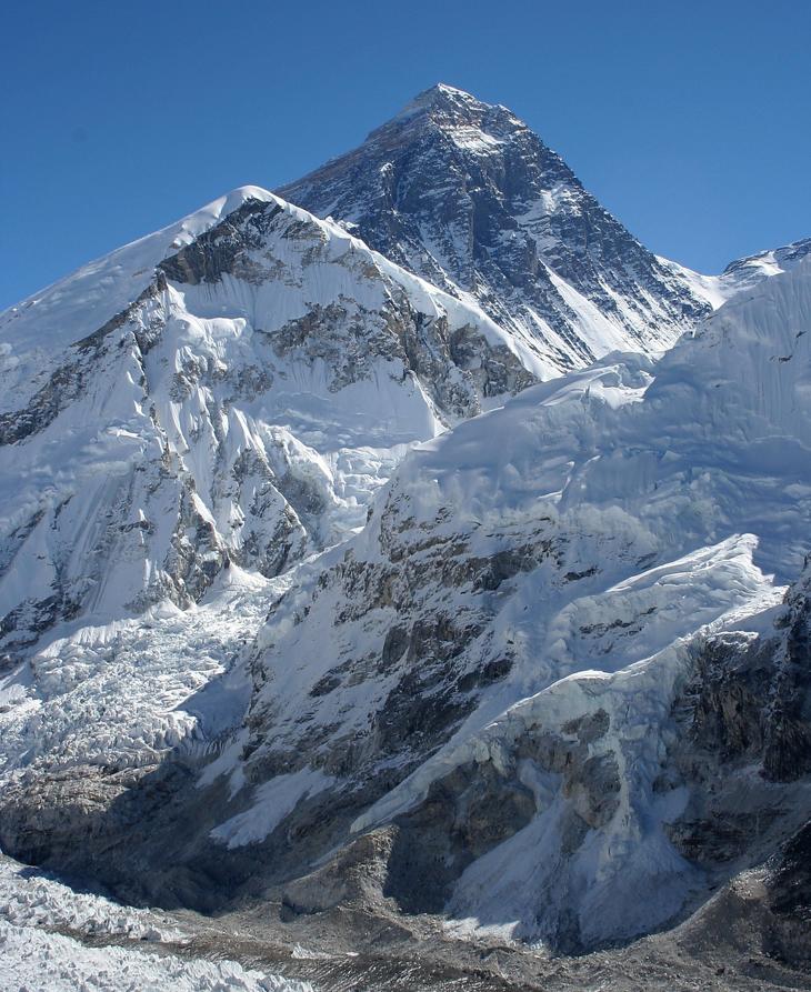 A Mount Everest a Kala Pattarról nézve. Fotó: Wikimedia Commons / Pavel Novak. A Déli-nyereg a napsütötte gerinc legalacsonyabb pontja a jobb oldalon.