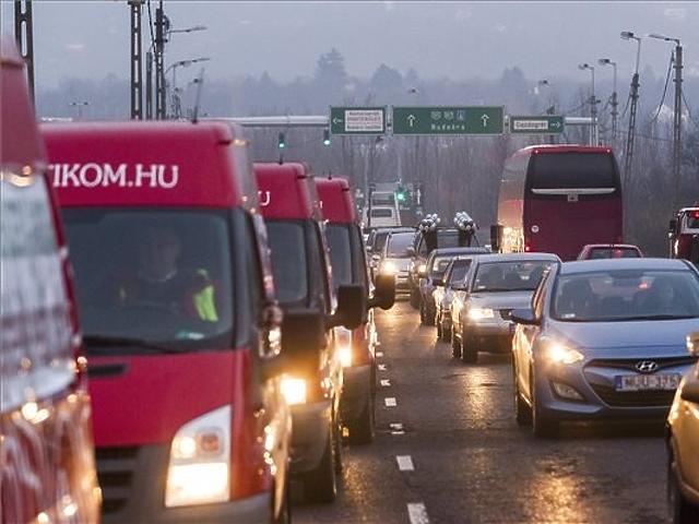 350 furgon miatt áll a forgalom Budapesten