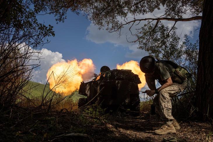 Ukrán önjáró löveg az orosz állásokra tüzel a kelet-ukrajnai Harkivi területen húzódó fronton. Fotó: MTI/A