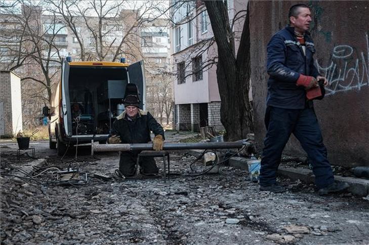 Egyetemi kollégium gázvezetékét javítják a dél-ukrajnai Herszonban egy éjszakai orosz tüzérségi támadás után. 